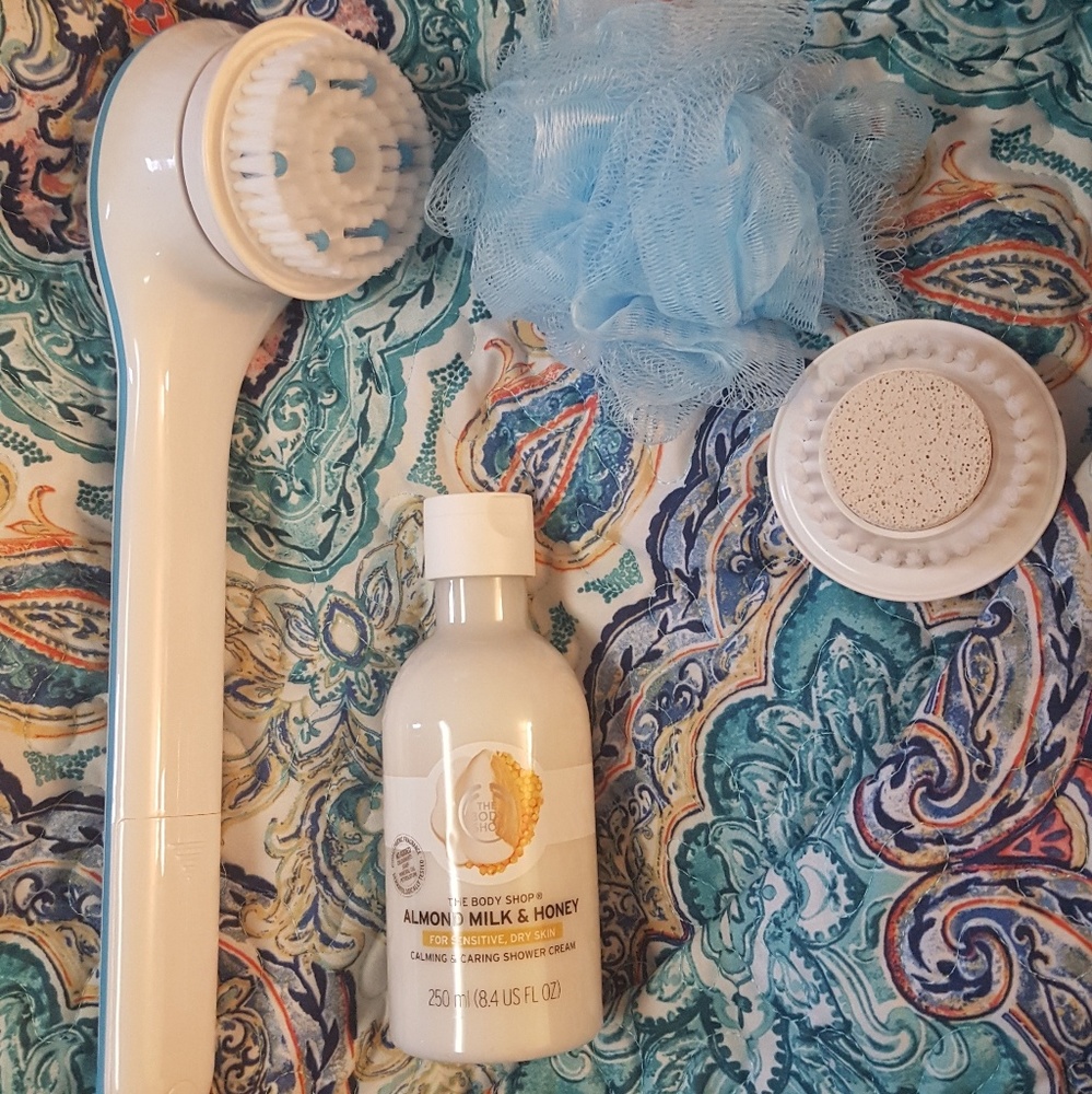 Brand New ~ Spa Set! W/ The Body Shop Shower Cream